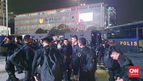 Buruh Bertahan di Patung Kuda, Brimob hingga Rantis Bersiap di Thamrin