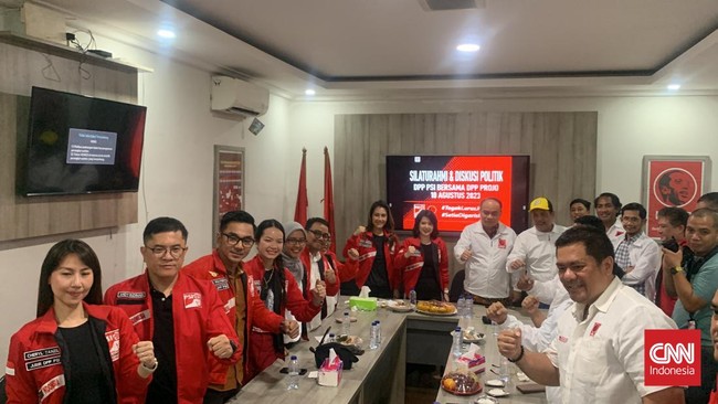 Tanpa Ketum PSI Giring, Wakil Ketua Dewan Pembina PSI Grace Natalie hingga Plt Sekjen Isyana Bagoes Oka memimpin rombongan ke markas Projo.