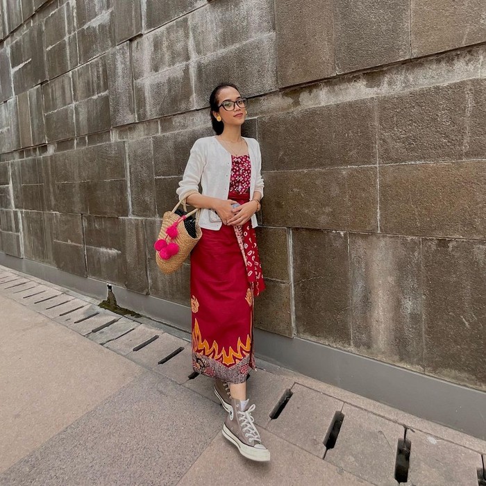 ide outfit berkain merah putih