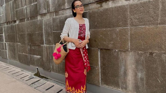 ide outfit berkain merah putih