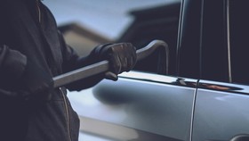 Thieves use shackles to break into stolen cars