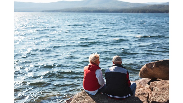 Potret pasangan yang tengah duduk berdua.