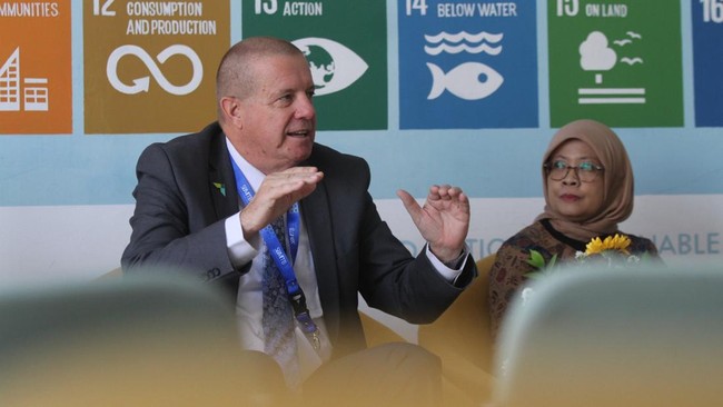 International Association to Advance Collegiate Schools of Business sudah 100 tahun mengakreditasi sekolah bisnis, serta memiliki standard yang sangat tinggi.