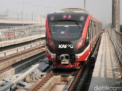 Jangan Dicontoh! Kursi LRT Jabodebek Bolong Akibat Ulah Penumpang Jahil