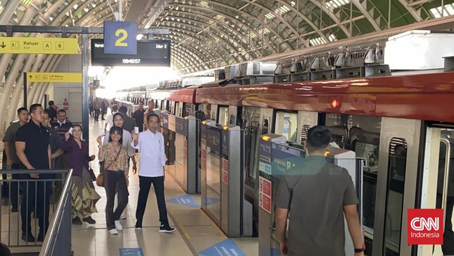 Presiden Jokowi meresmikan moda transportasi light rapid transit (LRT) Jakarta-Bogor-Depok-Bekasi (Jabodebek) pada pagi ini, Senin (28/8).