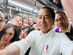 Jokowi Selfie Bareng Para Artis di LRT, Ada Cak Lontong hingga Yuni Shara