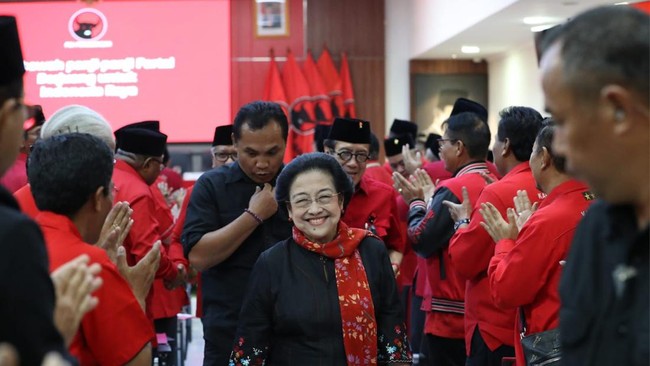 Megawati mengaku tak bisa mengesampingkan masalah stunting. Begitu pula semestinya ibu-ibu yang memerhatikan kesehatan dan tumbuh kembang putra dan putrinya.