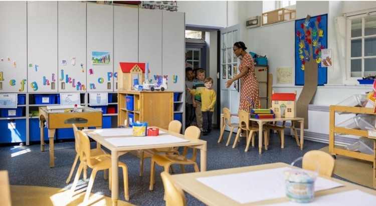 Dengan berbagai alasan, sering kali anak 'mogok' sekolah alias tidak mau pergi ke sekolah di pagi hari. Kalau sudah begini, bagaimana cara membujuknya?