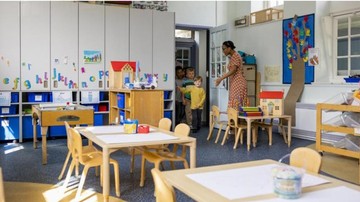DAMPINGI ANAK DAN JELASKAN PENTINGNYA SEKOLAH