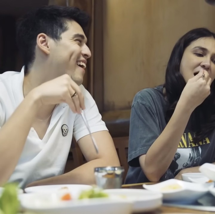 <p>Interaksi keduanya pun sukses membuat netizen baper. Melalui kolom komentar, mereka menyebut keduanya terlihat bak pasangan menggemaskan. <em>"Emang ya.. menggemaskan sekaleree kak luna & kak maxime,"</em> kata @agusti****.(Foto: YouTube Luna Maya)<br /><br /><br /></p>