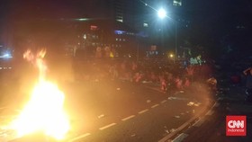 Massa Buruh Kembali Bakar Kayu di Patung Kuda Lewat Pukul 22.00 WIB