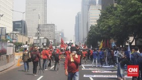 Massa Buruh Tumpah di MH Thamrin, Sempat Tertahan di Polda Metro Jaya