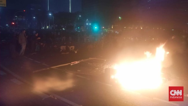 Kapolda Metro Jaya Irjen Karyoto mengatakan pihaknya juga memilih tak membubarkan paksa buruh yang menggelar demo hingga tengah malam.
