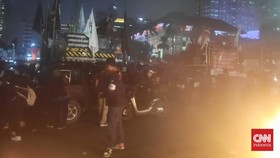 Massa Buruh Masih Bertahan di Patung Kuda hingga Pukul 21.45 WIB