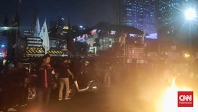 Belum Bubar Demo, Buruh Mulai Rusak Blokade dan Bakar Kayu