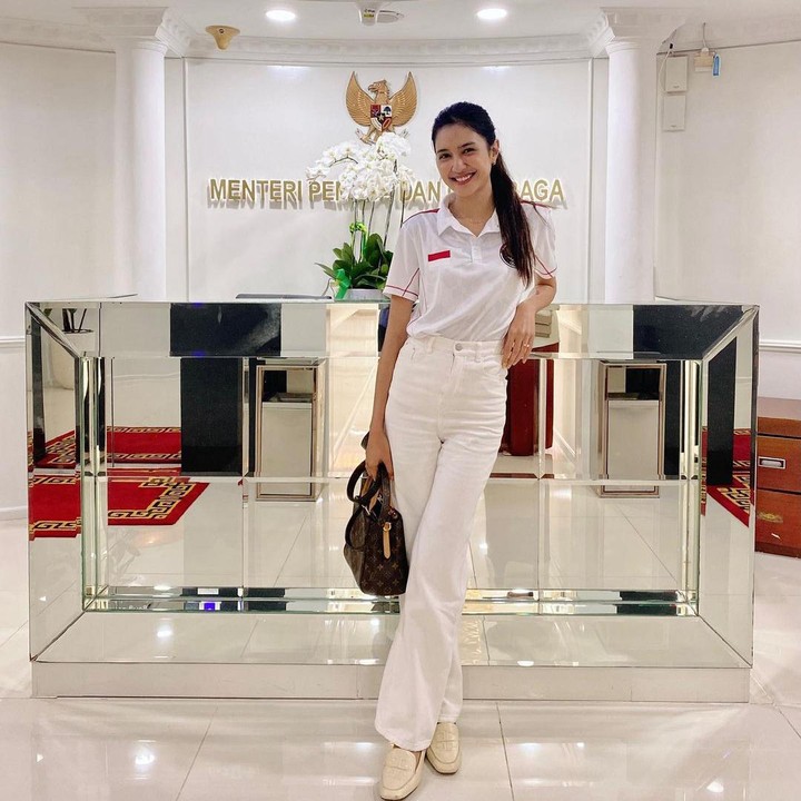 <p>Istri Deva Mahenra ini memulai kariernya dari modeling dengan menjadi finalis pada pemilihan GADIS Sampul tahun 2008. Kini, ia ditunjuk sebagai staf ahli komunikasi publik di Kementerian Pemuda dan Olahraga (Kemenpora). (Foto: Instagram @miktambayong)<br /><br /><br /></p>