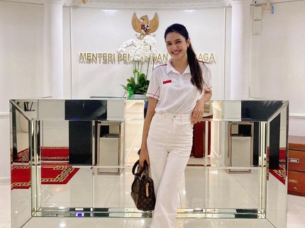 7 Potret Mikha Tambayong saat Bekerja sebagai Tenaga Ahli Komunikasi Publik Kemenpora