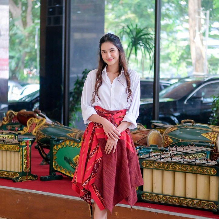 <p>Melalui kolom komentar, netizen banyak yang memberikan pujian dan dukungan untuk Mikha. Bahkan, ia juga dipuji semakin cantik, nih. "Cakep banget sih...," ujar @akun @arry_****. (Foto: Instagram @miktambayong)<br /><br /><br /></p>