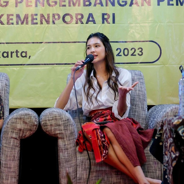 <p>Bekerja di bidang pemerintahan membuat Mikha sering tampil dalam serangkaian seminar, Bunda. "Kembali bertugas dalam serangkaian seminar kepemudaan @kemenpora yang seru sekalii! <em>Started with</em> <em>#WiraMuda on Women & Entrepreneurship</em>," tuturnya. (Foto: Instagram @miktambayong)<br /><br /><br /></p>