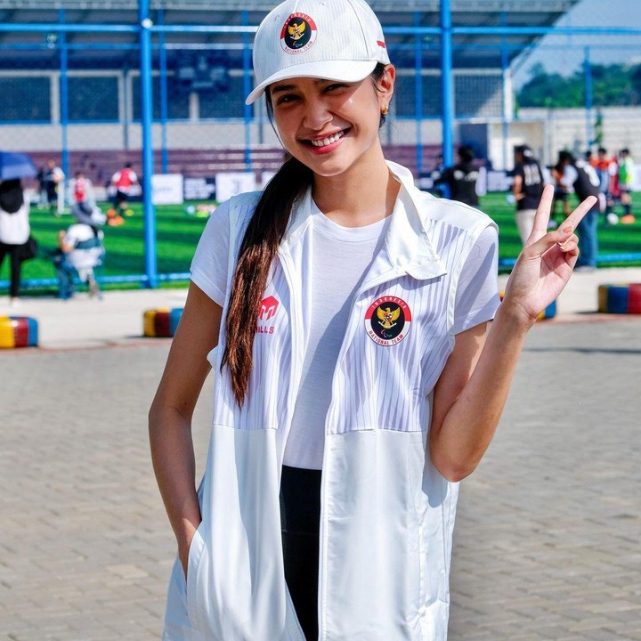 <p>Mikha Tambayong kini tak lagi sibuk di dunia hiburan Tanah Air, Bunda. Wanita dengan nama lengkap Maudy Mikha Maria Tambayong ini memiliki pekerjaan baru di pemerintahan. (Foto: Instagram @miktambayong)<br /><br /><br /></p>