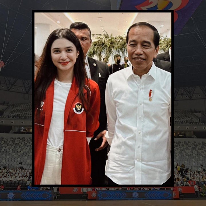 <p>Di postingan lain, Mikha dengan bangga membagikan potret bersama Presiden Jokowi, nih. "Menghadiri Peresmian Indonesia Arena oleh Pak Presiden @jokowi bersama dengan @kemenpora dan Mas Menteri @ditoariotedjo."(Foto: Instagram @miktambayong)<br /><br /><br /></p>