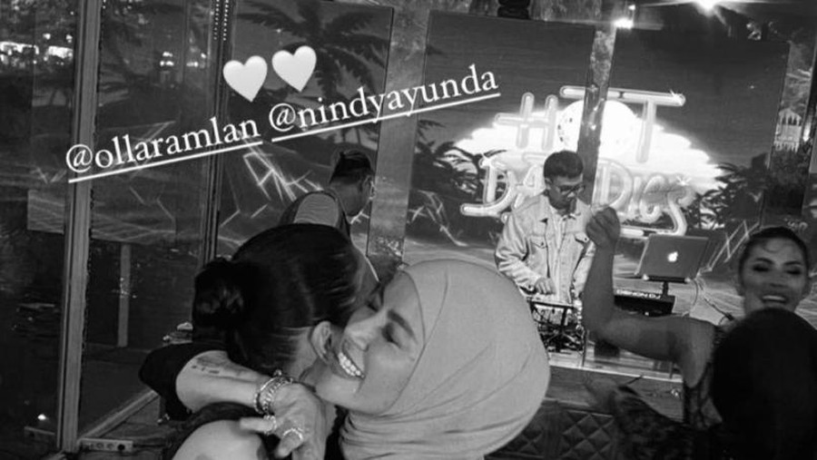 olla ramlan dan nindy ayunda Olla Ramlan dan Nindy Ayunda bersama.