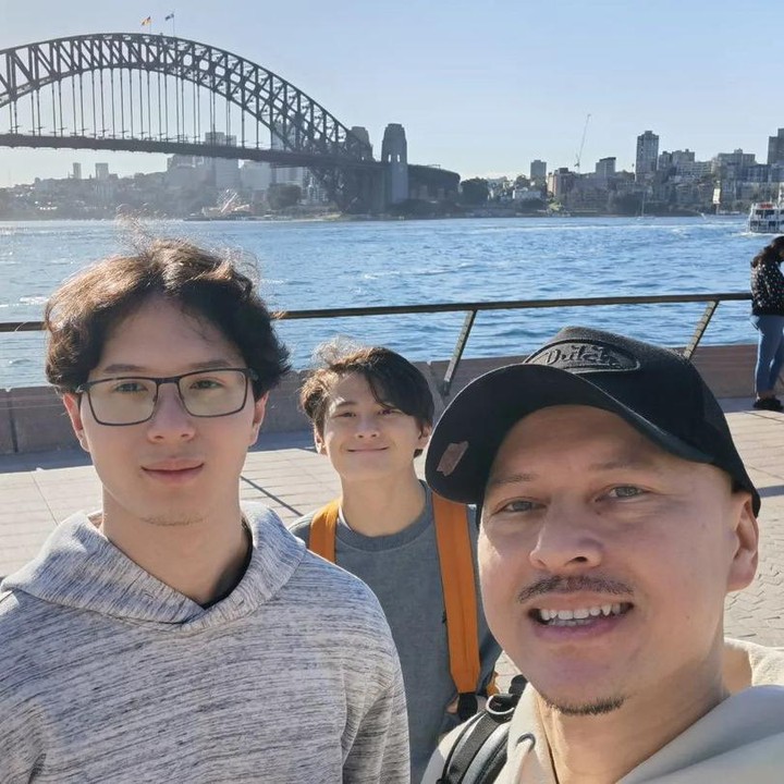 <p>Melihat putranya yang tumbuh semakin dewasa, Pierre Roland sempat merasa <em>mellow,</em> Bunda. <em>"</em>Sering banget waktu kecil kita pikir, semoga cepat besar dan mandiri. Ternyata being mandiri itu justru membuat orang tuanya harus berdamai, dimana banyak hal yang akhirnya mereka bisa melakukannya sendiri<em>,"</em> ucap Pierre. (Foto: Instagram @pierrerolandc)</p>