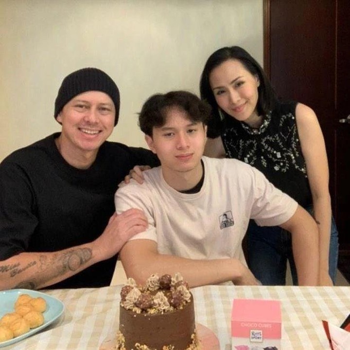 <p>Pemuda yang akrab disapa Ollie ini lahir di Macau, 30 Maret 2007 silam. Saat ini Ollie sudah menginjak usia 16 tahun lho, Bunda. (Foto: Instagram @pierrerolandc)</p>