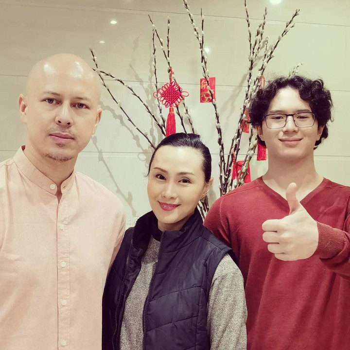 <p>Kini sudah remaja, sosok Ollie kerap mencur perhatian ketika Pierre Roland mengunggah potret kebersamaan dengan keluarga. Parasnya yang tampan seperti sang Ayah tak pernah gagal menuai pujian. <em>"</em>Wah gantengnya Olivier mirip papahnya muda<em>,"</em> komentar akun @zillyoung_**** (Foto: Instagram @pierrerolandc)</p>