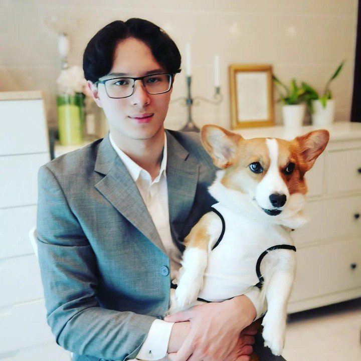 <p>Ollie yang kini berparas semakin tampan, baru saja menyelesaikan pendidikannya di bangku SMP, lho. <em>"Ollie sudah LULUS junior high.!! dengan Result yang luarbiasa baik.. Praise God,"</em> tulis Pierre dalam unggahan fotonya. (Foto: Instagram @pierrerolandc)</p>
