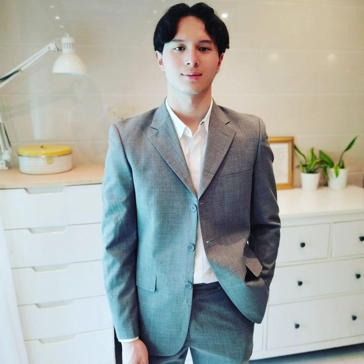 <p>Anak sulung Pierre Roland sudah menginjak usia 16 tahun. Parasnya yang tampan kerap mencuri perhatian netizen. Dia adalah Olivier yang akrab disapa Ollie, Bunda. (Foto: Instagram @pierrerolandc)</p>