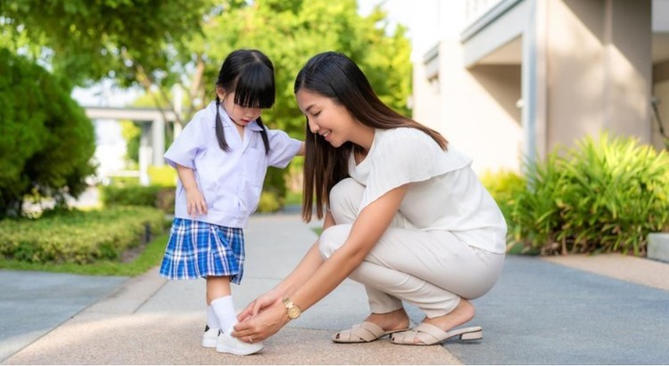 5 Cara Membujuk Anak agar Mau Sekolah, Coba Dampingi Bun Dengan berbagai alasan, sering kali anak 'mogok' sekolah alias tidak mau pergi ke sekolah di pagi hari. Kalau sudah begini, bagaimana cara membujuknya?