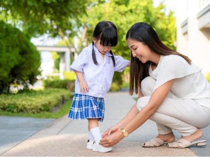 5 Cara Membujuk Anak agar Mau Sekolah, Coba Dampingi Bun