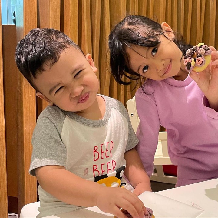 <p>"Bolu menghias donat. 10 persen menghias, 90 persen makan," ungkap Zaskia yang disambut dengan ramainya komentar dari netizen. (Foto: Instagram: @zaskiasungkar15)</p>