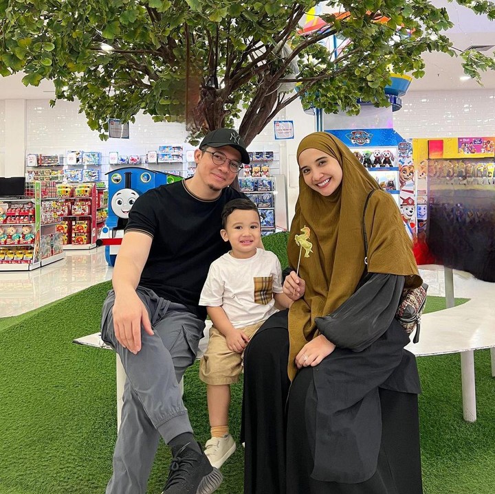 <p>Setelah menikah dengan Irwansyah, Zaskia Sungkar pun dikaruniai seorang anak, Bunda. Bocah berjenis kelamin laki-laki ini pun diberi nama Ukkasya Muhammad Syahki. (Foto: Instagram: @zaskiasungkar15)</p>