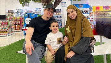 ARTIS YANG DIDIK ANAK DENGAN PARENTING ISLAMI