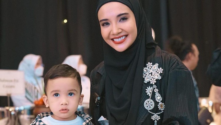 Potret Anak Zaskia Sungkar Potret Anak Zaskia Sungkar