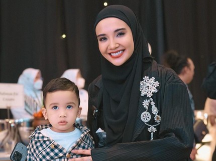 Tips Zaskia Sungkar Jaga Kesehatan Anak Saat Polusi Udara Memburuk
