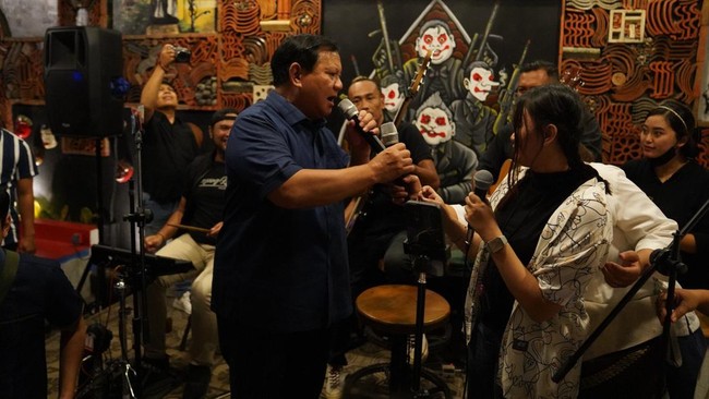Calon presiden dari Partai Gerindra Prabowo Subianto nyanyi bareng relawan Jokowi dan Gibran di Solo, Rabu (9/8) malam.
