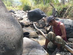 Hasan yang Berjuang dan Mencari Ikan di Sungai Kering Kuningan