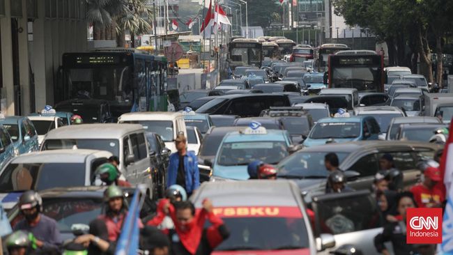 OJK Sebut Asuransi Wajib Mobil-Motor Masih Tunggu Aturan Pemerintah