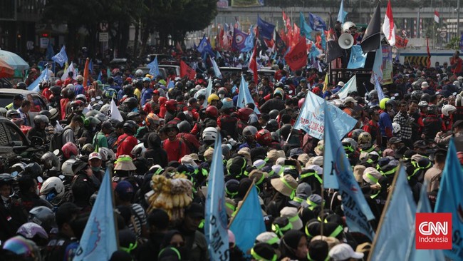 Kapolres Jakarta Pusat meminta buruh menyelesaikan demonstrasi yang digelar di sekitar MH Thamrin, Jakarta Pusat, tepat waktu.