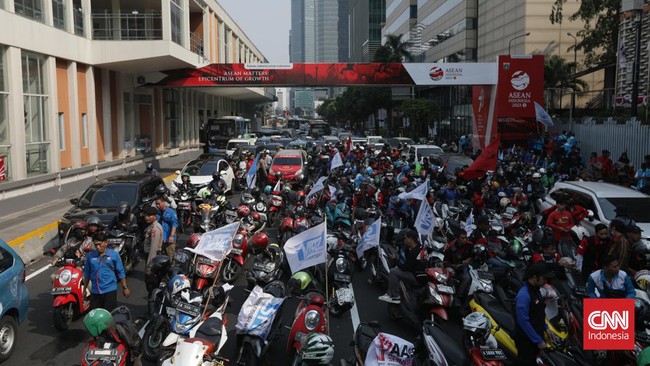 Transjakarta mengubah enam rute imbas demonstrasi buruh di sekitar Istana Presiden, Kamis (10/8).