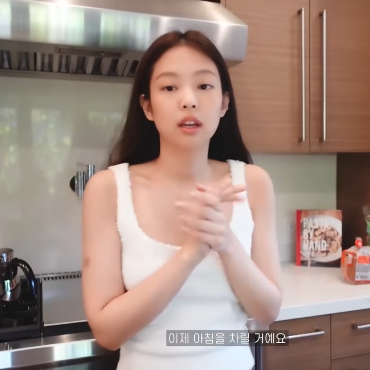 <p>Di rumah itu, Jennie kerap meghabiskan waktu di dapur ketika ingin menyantap makanan atau sekadar membuat camilan. "Saya memutuskan untuk membuat vlog di LA. Ini adalah tempatku tinggal selama menetap di LA," kata Jennie sambil memanggang rotinya. (Foto: YouTube Jennierubyjane Official)</p>