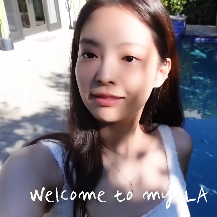 <p>Jennie BLACKPINK menampilkan video <em>house tour</em> untuk memperlihatkan potret tempat tinggalnya selama menetap di kawasan Los Angeles. Rumah mewah itu memiliki kolam renang yang luas di halaman belakang. <em>"Welcome to my LA house,"</em> ucap Jennie dalam videonya. (Foto: YouTube Jennierubyjane Official)</p>