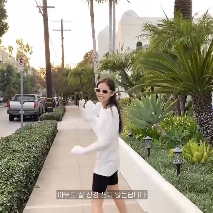 <p>Di pagi hari, Jennie juga gemar berjalan kaki di sekitar area tempat tinggalnya itu. "Aku biasanya bangun pagi untuk jalan berkeliling sekitar sini. Tapi aku agak kesiangan hari ini," ujarnya. (Foto: YouTube Jennierubyjane Official)</p>
