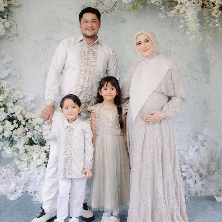 <p>Kehamilan ketiga ini menjadi kado terindah bagi Dea. Sebelumnya, Dea dan sang suami, Puadin Redi, telah dikaruniai sepasang anak bernama Qiandra dan Davian. (Foto: Instagram @ryana_dea)</p>