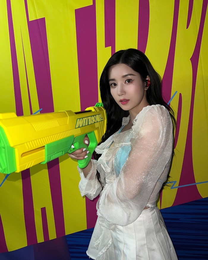 Tahun ini, Kwon Eunbi paling banyak dibicarakan karena penampilannya yang luar biasa. terutama di pentas Waterbomb Tokyo. Tak hanya suara saja, tapi aksinya ketika bermain air memanjakan mata penggemar./ Foto: instagram.com/silver_rain.__