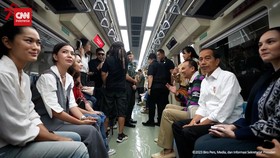 VIDEO: Canda Tawa Jokowi dan Selebriti Saat Jajal LRT