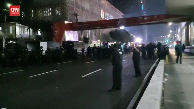 Persimpangan di Jalan MH Thamrin, Jakarta Pusat tepatnya di depan Gedung Bawaslu menuju arah Patung Kuda ditutup, Kamis (8/10) malam.
